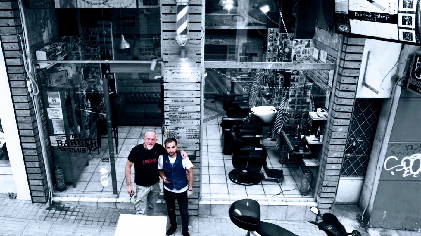 Η πρόσοψη του Barber Shop Takis στην Αγίου Γεωργίου 30, Νεάπολη